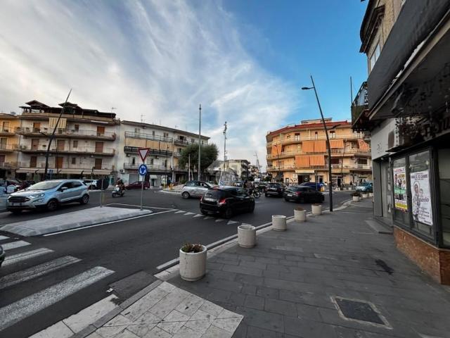 Locale Commerciale in affitto a Quarto, Campania
