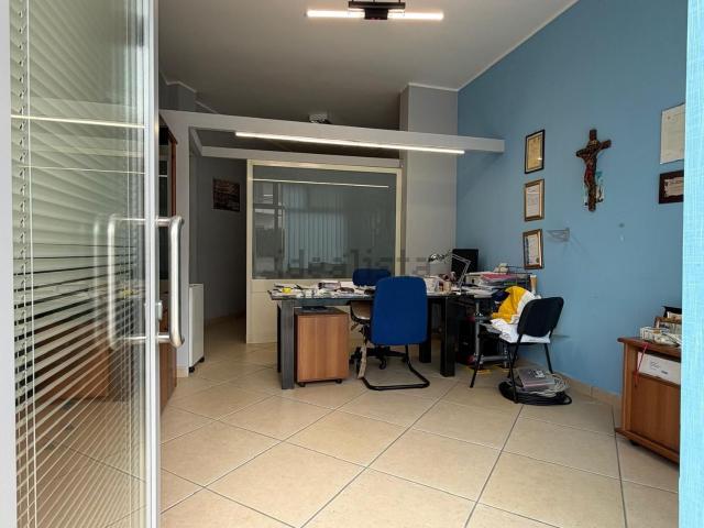 Locale Commerciale in affitto a San Nicola La Strada, Campania
