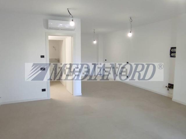Locale Commerciale in affitto a Scanzorosciate, Lombardia