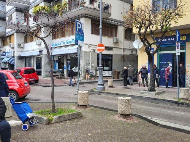 Locale Commerciale in affitto a Salerno, Torrione
