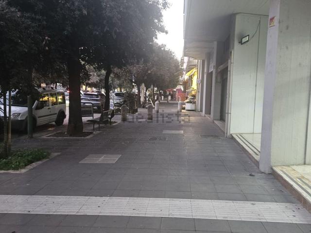 Locale Commerciale in affitto a Benevento, Campania