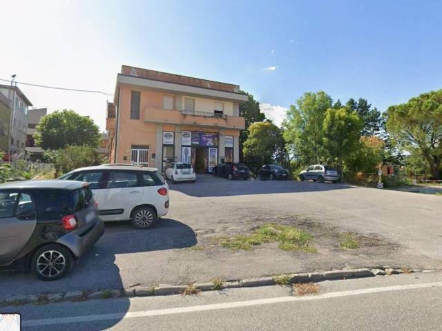 Locale Commerciale in affitto a Borgo, Marche