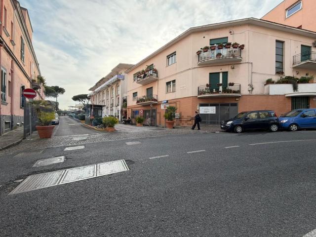 Locale Commerciale in affitto a Municipalità 1, Campania