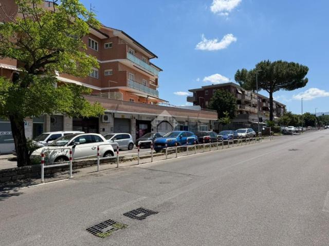Locale Commerciale in affitto a Municipio Roma VII, Roma Capitale