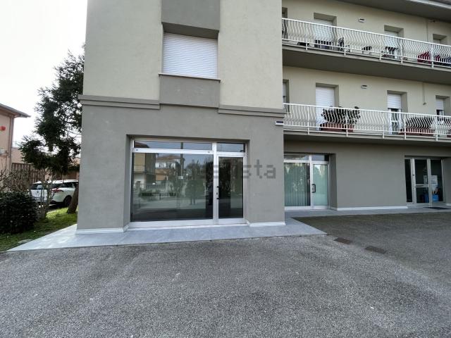 Locale Commerciale in affitto a Unione Alto Ferrarese, Cento