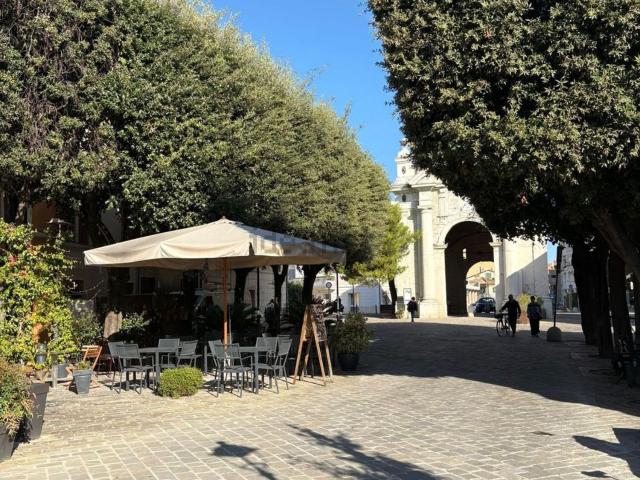 Locale Commerciale in affitto a Rione Porto, Marche