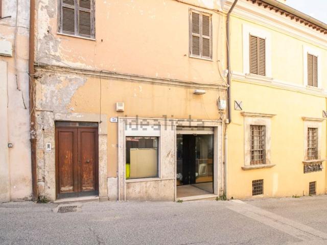 Locale Commerciale in affitto a Regina Pacis, Rieti