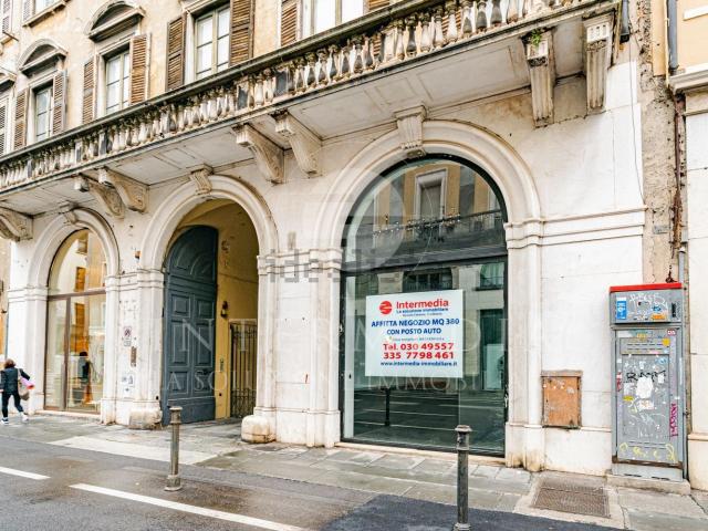 Locale Commerciale in affitto a Zona Centro, Brescia