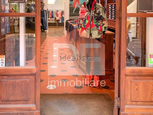 Locale Commerciale in affitto a Santo Stefano, Bologna