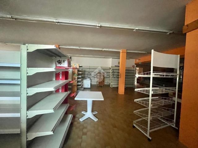Locale Commerciale in affitto a Solagna, Veneto