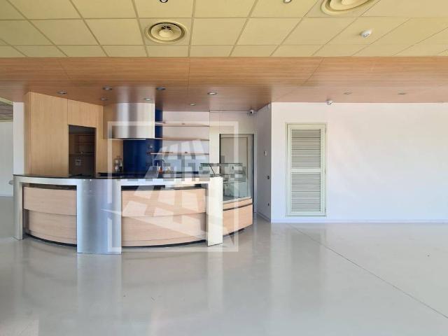 Locale Commerciale in affitto a Cavazzoli, Re