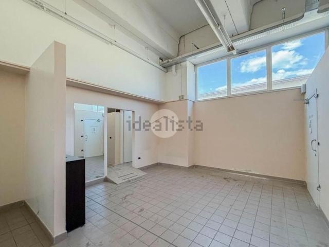 Locale Commerciale in affitto a Calcinate, Lombardia