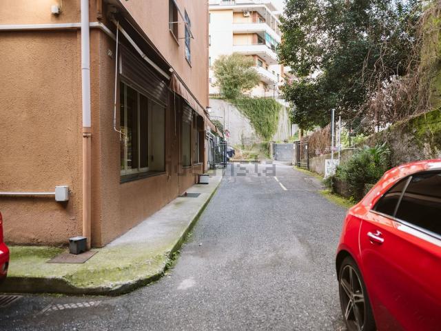 Locale Commerciale in affitto a Levante, Serra Riccò