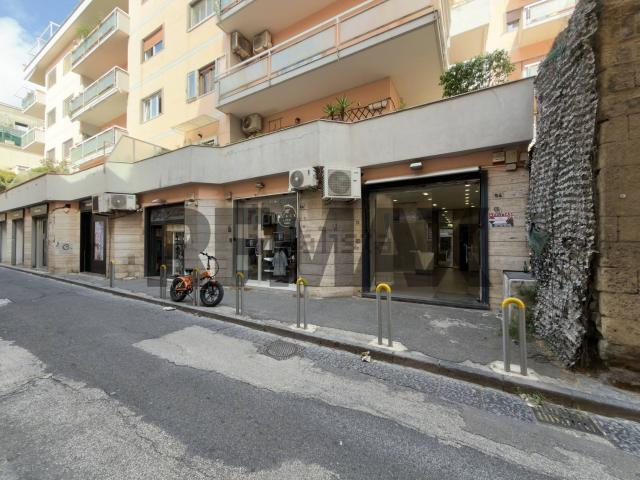Locale Commerciale in affitto a Municipalità 5, Campania