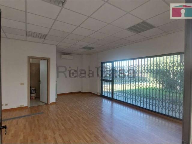 Locale Commerciale in affitto a Buon Pastore-Sant'Agnese-San Damaso, Modena