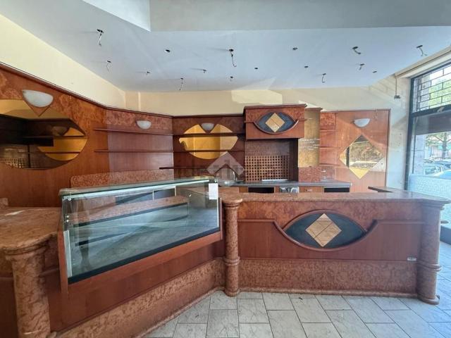 Locale Commerciale in affitto a Ovest, Brenzone