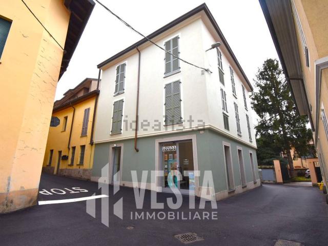 Locale Commerciale in affitto a Novate Brianza, Merate