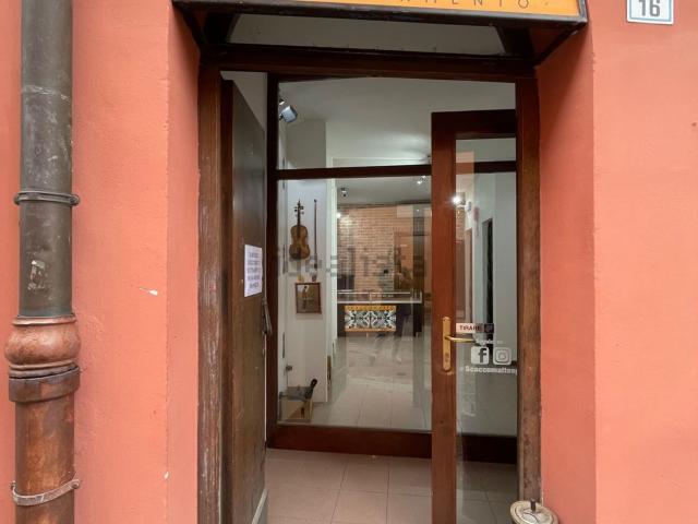 Locale Commerciale in affitto a Unione Terre d'Acqua, San Giovanni In Persiceto