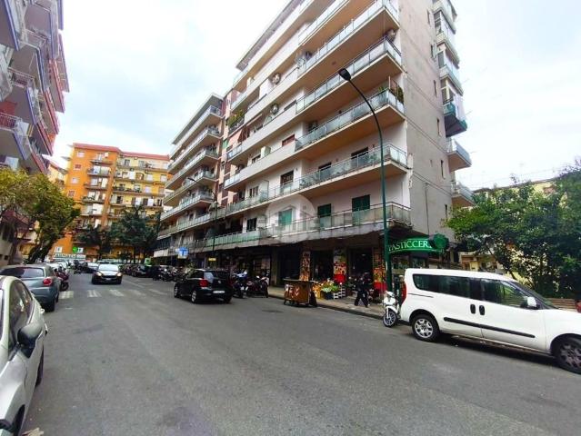 Locale Commerciale in affitto a Municipalità 5, Campania