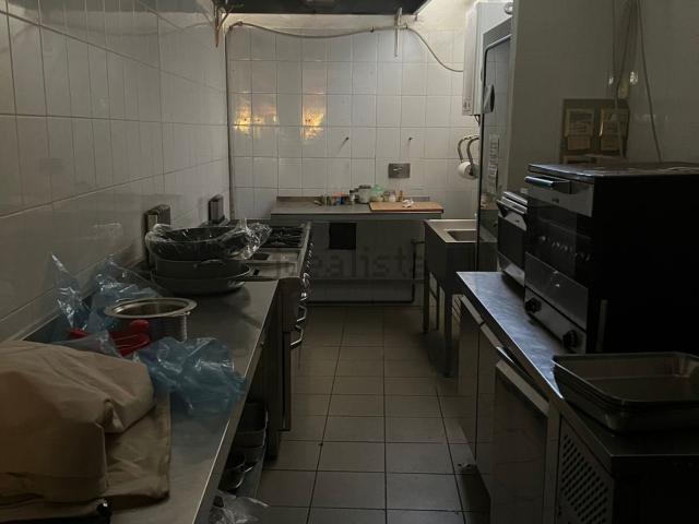 Locale Commerciale in affitto a Santa Croce, Re