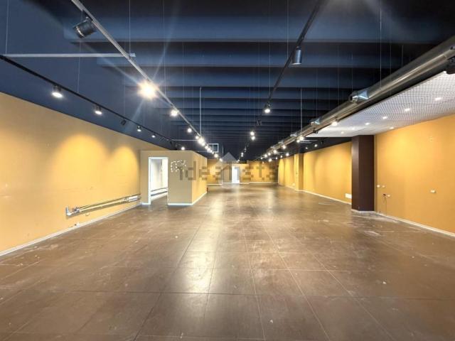 Locale Commerciale in affitto a Voghera, Lombardia