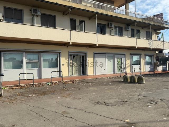 Locale Commerciale in affitto a Campi Bisenzio, Toscana