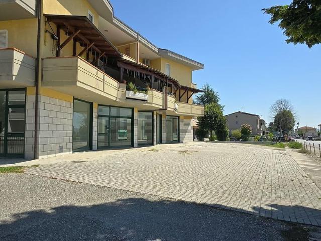 Locale Commerciale in affitto a Selva Piana, Mosciano Sant'angelo