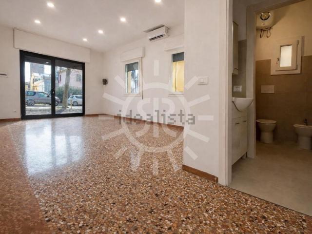Locale Commerciale in affitto a Budrio, Reggio Emilia