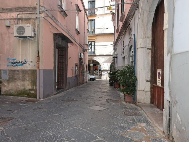 Locale Commerciale in affitto a Pianesi, Cava De' Tirreni