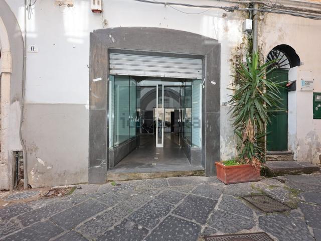 Locale Commerciale in affitto a Pianesi, Cava De' Tirreni