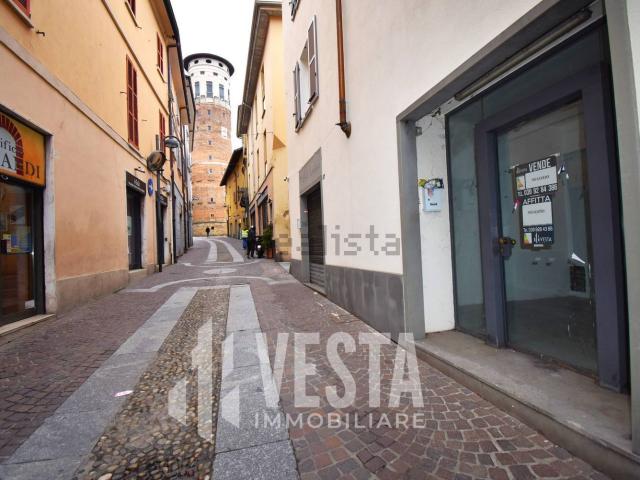 Locale Commerciale in affitto a Novate Brianza, Merate