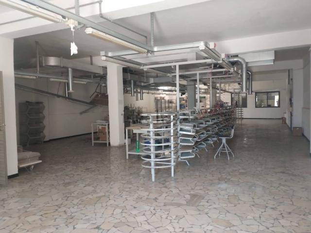 Locale Commerciale in affitto a Municipalità 7, Campania