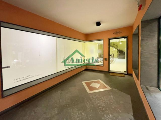 Locale Commerciale in affitto a Imperia, Liguria