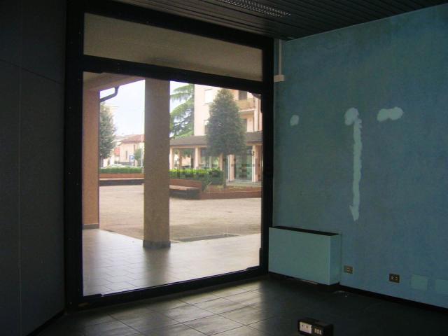 Locale Commerciale in affitto a Borgo Virgilio, Cerese