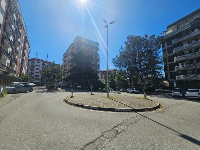 Locale Commerciale in affitto a Calabria, Cosenza
