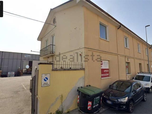 Locale Commerciale in affitto a Sud, Brenzone