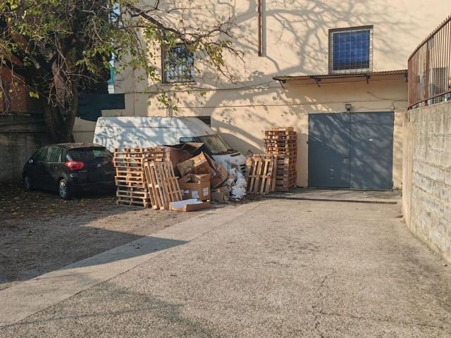 Locale Commerciale in affitto a Sud, Brenzone
