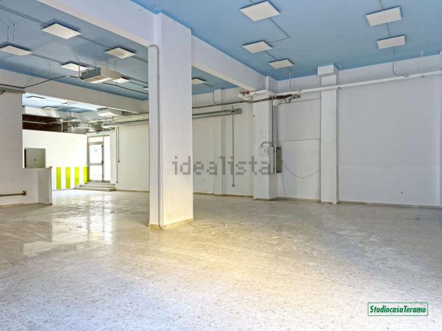 Locale Commerciale in affitto a Scapriano, Teramo