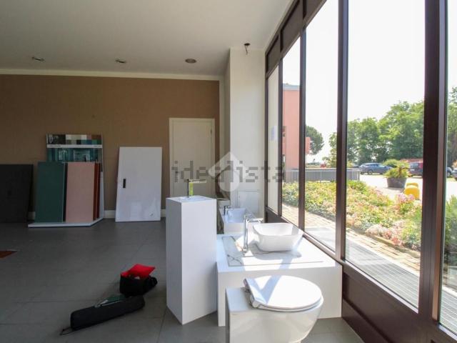 Locale Commerciale in affitto a Valle Guidino, Besana In Brianza