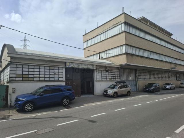 Locale Commerciale in affitto a Meda, Lombardia