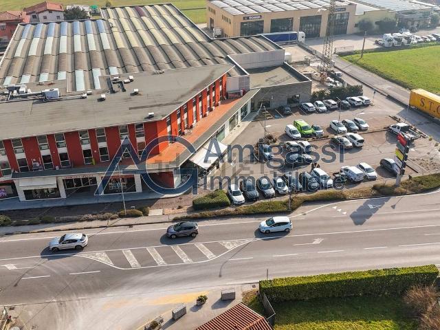 Locale Commerciale in affitto a Casazza, Lombardia
