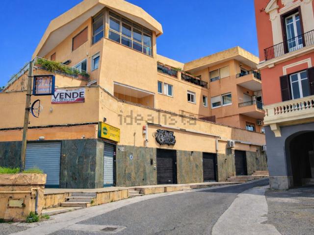 Locale Commerciale in affitto a Pisciarelli, Pozzuoli