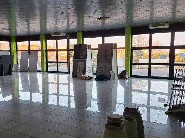 Locale Commerciale in affitto a Tresinaro - Secchia, Re