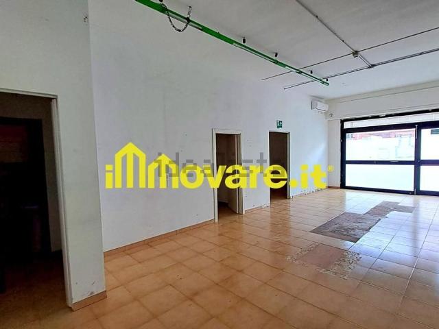 Locale Commerciale in affitto a Puglia, Bari