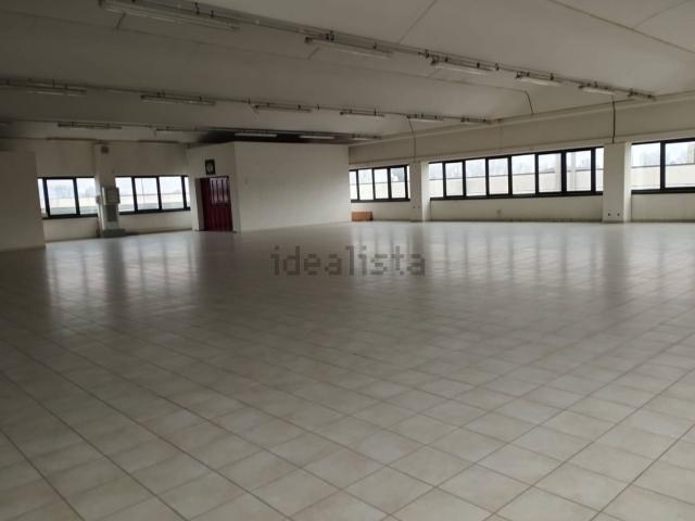 Locale Commerciale in affitto a Oltrera, Pontedera