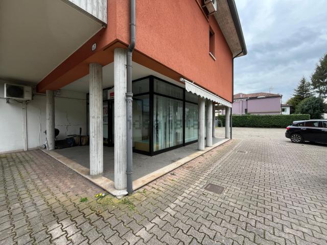 Locale Commerciale in affitto a Brusegana, Padova
