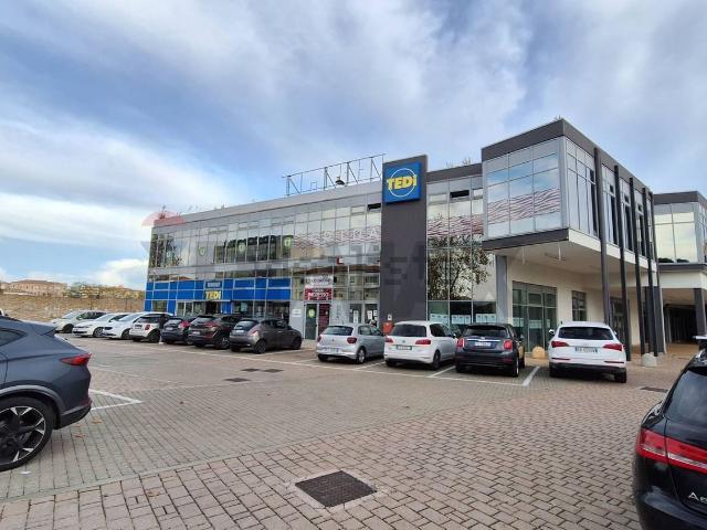 Locale Commerciale in affitto a Rancitelli, Pescara
