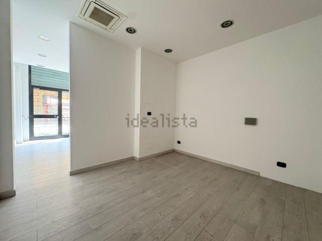 Locale Commerciale in affitto a Porto-Saragozza, Bologna