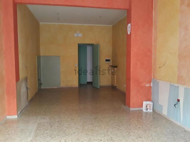 Locale Commerciale in affitto a Lonato, Lombardia