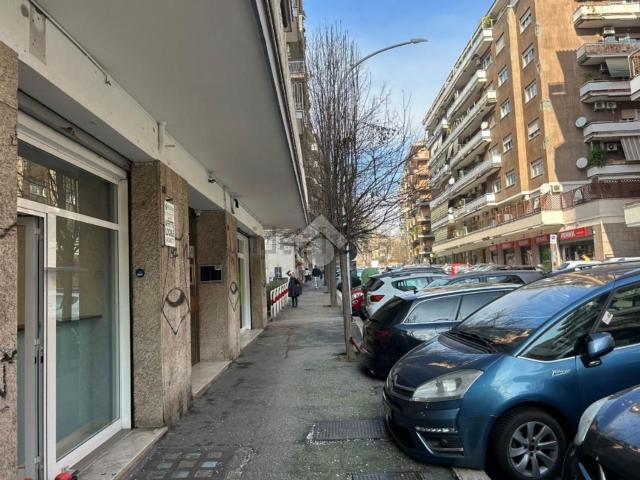 Locale Commerciale in affitto a Municipio Roma VII, Roma Capitale